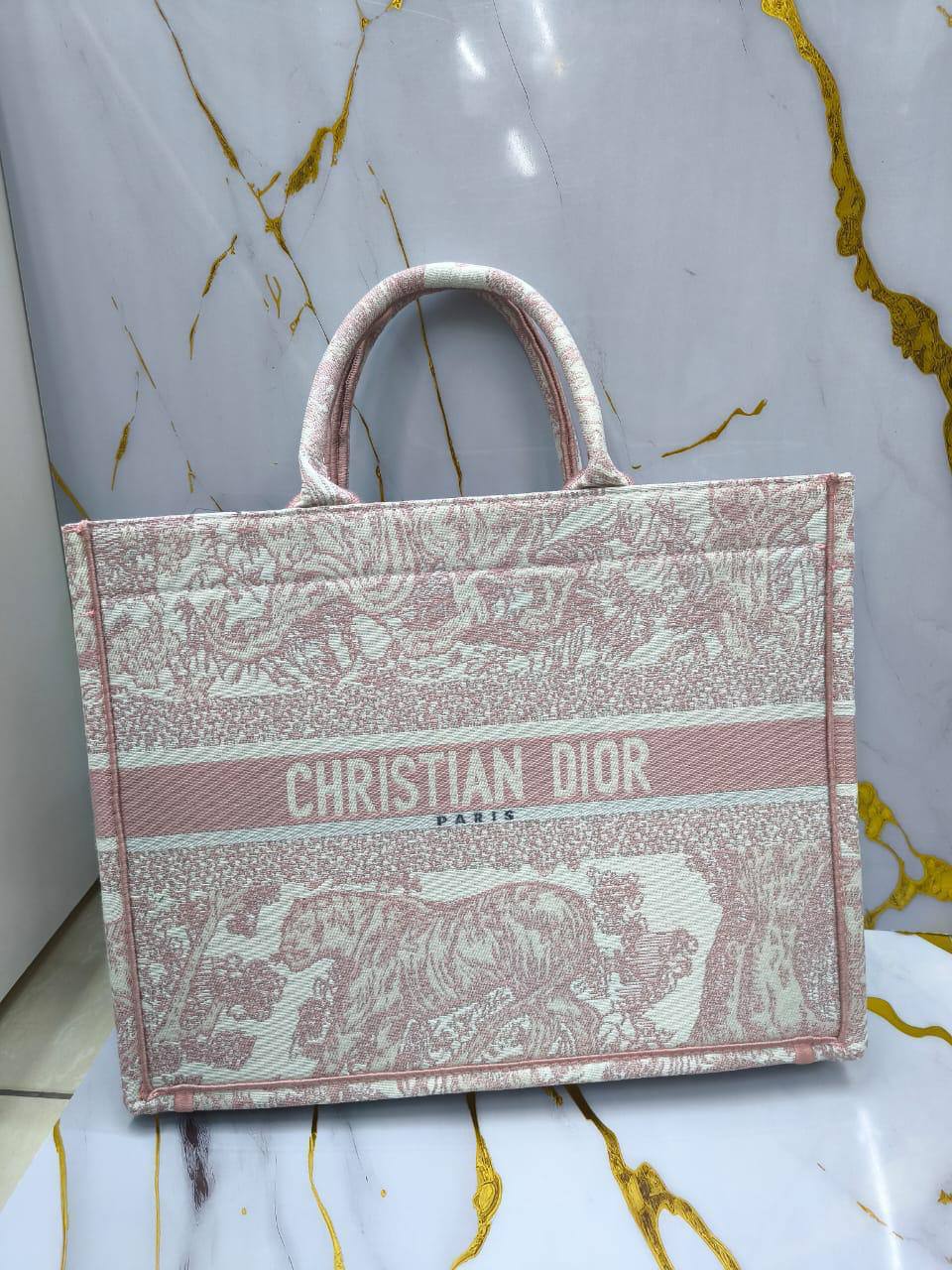 Dior

110 dhs✅

with box
🎁🎁🎁

Zain203
♥️♥️♥️