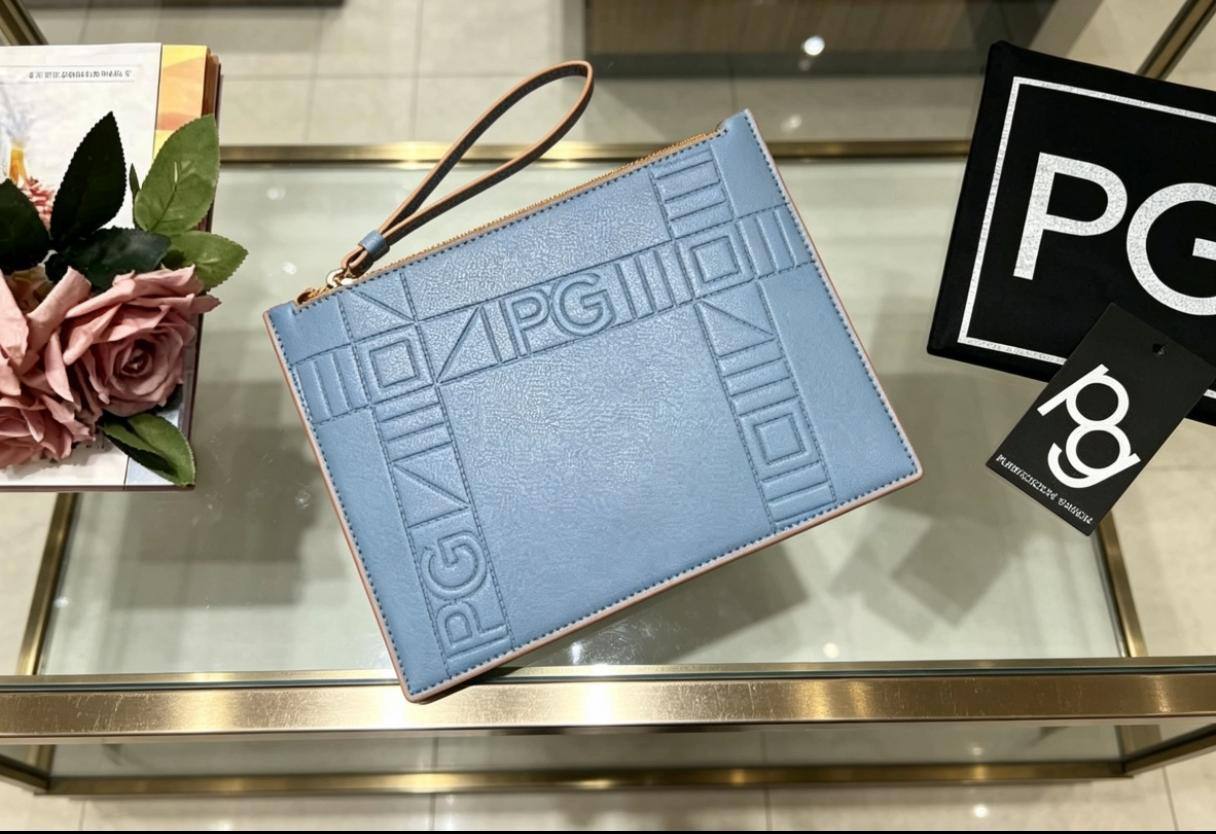 Introduction of PG(Purificación García)📌
 70 dhs✅

Full brand name: Purificación García, abbreviated as PG, a Spanish light-luxury designer handbag brand founded in Madrid, Spain, a time-honored European brand focusing on art accessories.

Zain07
♥️♥️♥️
