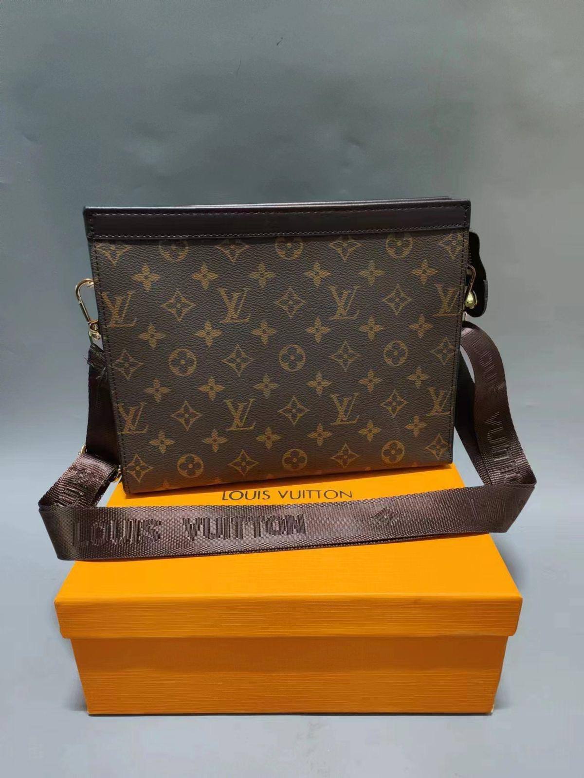 LV 
clutch with belt

Size: 26cm

With box 
🎁🎁🎁

65 dhs🗽

Zain50
♥️♥️♥️