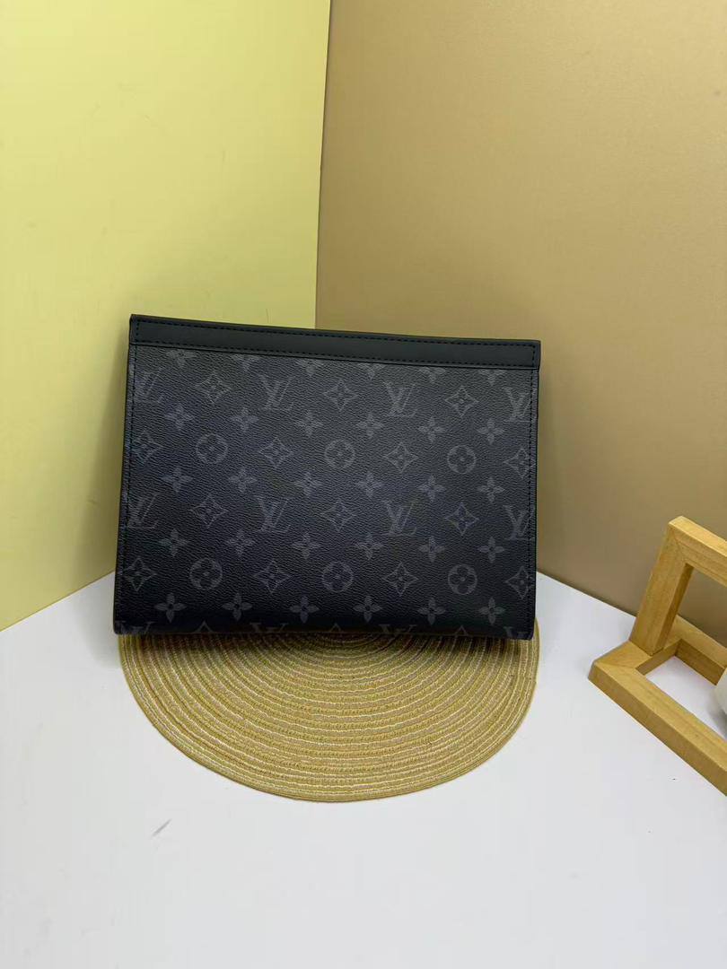 Pouch
65 dhs✅
with box🎁🎁🎁

size 27×5×21cm

Zain42
♥️♥️♥️
