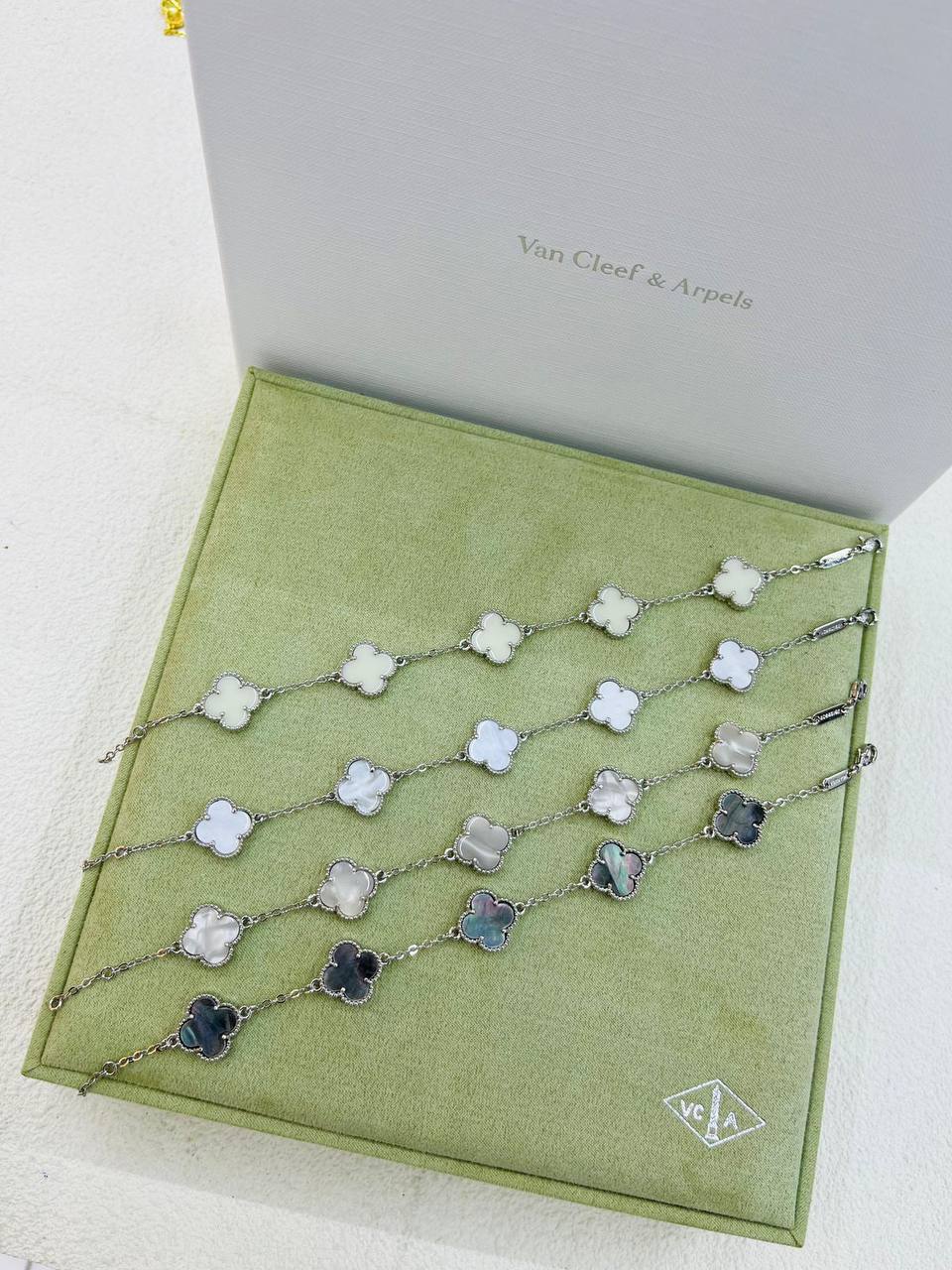 VCA❤️‍🔥*
Bracelet 🍁
Stainless Steel 💯
With black boxes 🗃️ 
20 dhs💓
With normal boxes 📦 
And paper bag🛍️
30 dhs💓

Zain216
♥️♥️♥️
