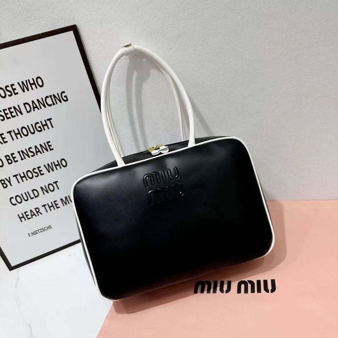 MIUMIU

best quality 

without box
95 dhs🇦🇪🇦🇪

size34Cm

Zain290
♥️♥️♥️