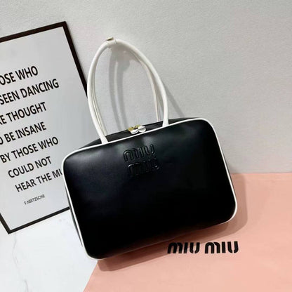 MIUMIU

best quality 

without box
95 dhs🇦🇪🇦🇪

size34Cm

Zain290
♥️♥️♥️