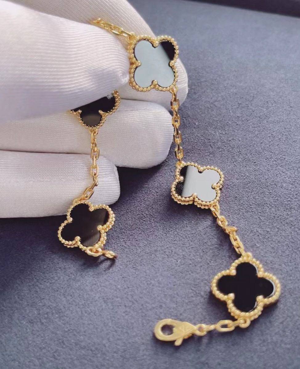 VCA Bracelet 💐
Master quality 💎
Available more colors 👈

*75* AED normal box 📦 
*110* AED original box 🗃️

Zain48
♥️♥️♥️