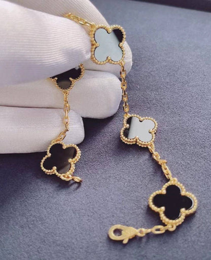 VCA Bracelet 💐
Master quality 💎
Available more colors 👈

*75* AED normal box 📦 
*110* AED original box 🗃️

Zain48
♥️♥️♥️