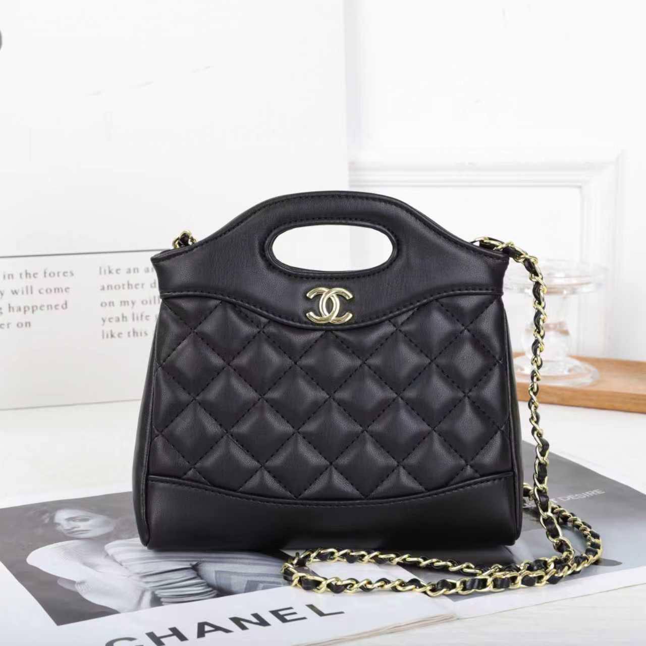 CHANEL 

GOOD QUALITY 

WITH BOX 
🎁🎁🎁

90 dhs💓

Zain39
♥️♥️♥️