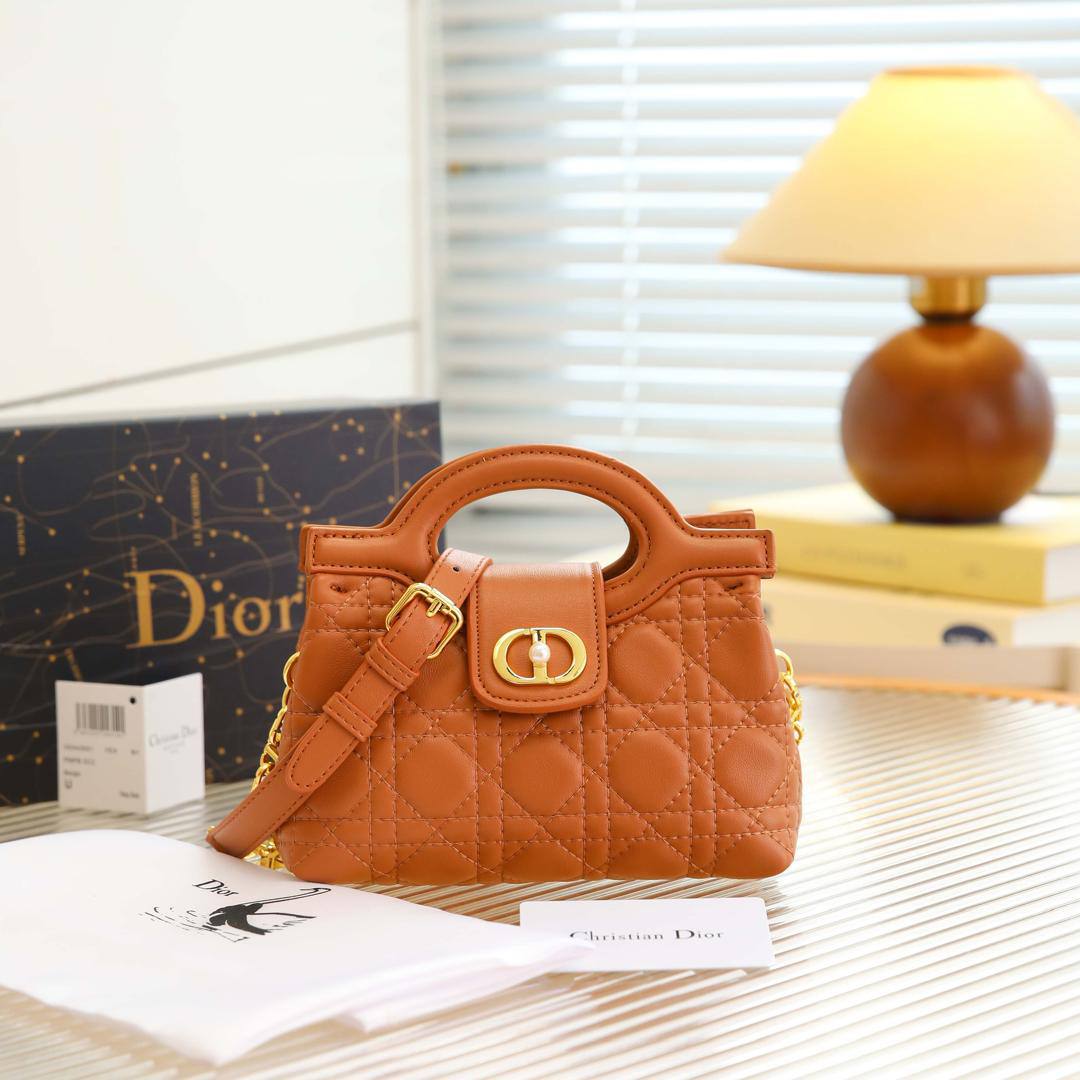 Dior

95 dhs✅

high quality 

With box
🎁🎁🎁

Zain26
♥️♥️♥️