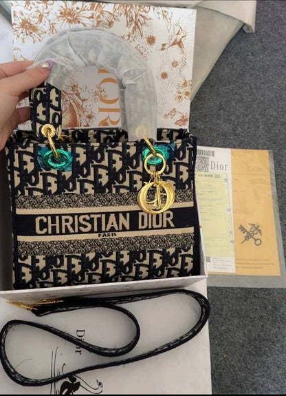 Dior
100 dhs🪙💕
size：24cm
Good quality 
with box
🎁🎁🎁

Zain35
♥️♥️♥️