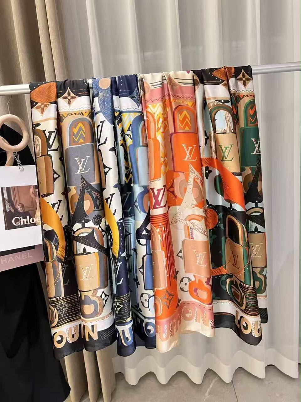 Silk scarf 
40 dhs🇦🇪🇦🇪

Zain93
♥️♥️♥️
