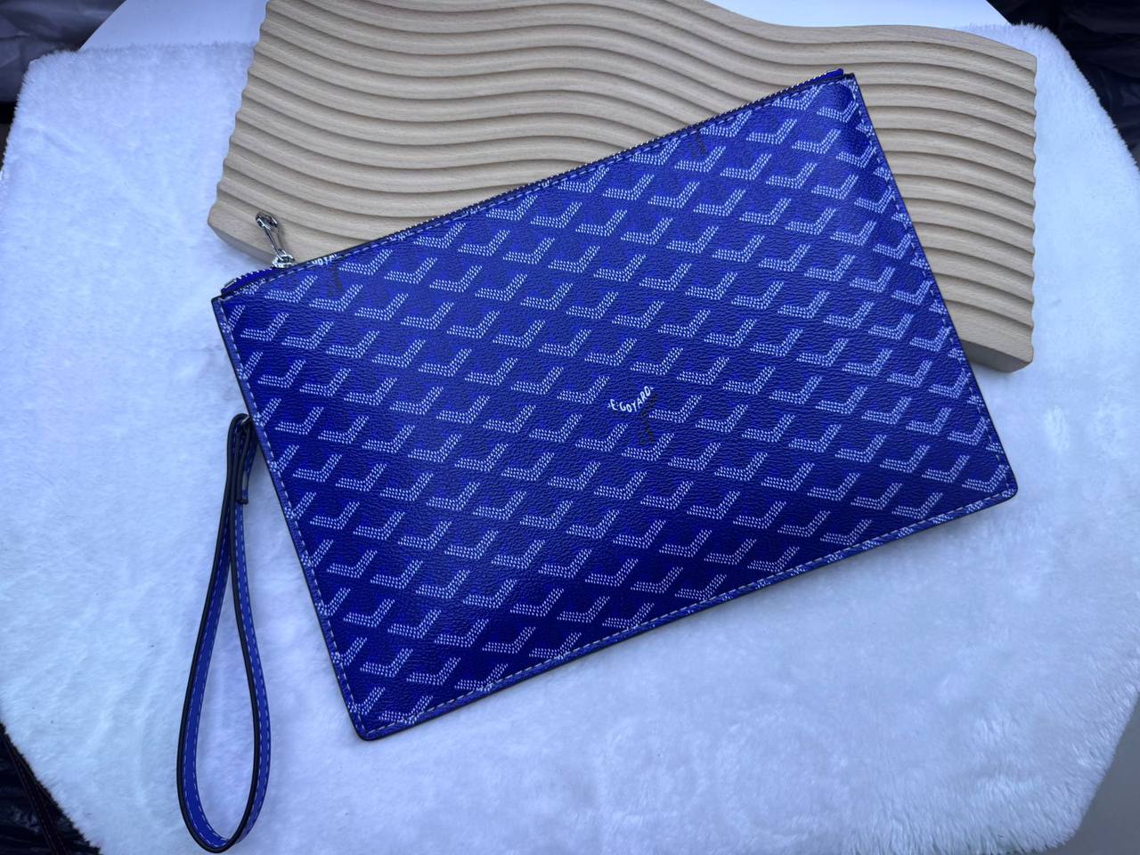 Goyard 

with box🎁🎁🎁

size：30×20
65 dhs💓

Zain114
♥️♥️♥️