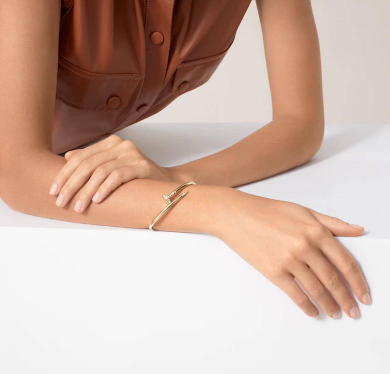Cartier ❤️‍🔥*
Bangle 💥
Master quality 💯
With normal boxes 📦 
45 dhs🪙🖤
With master box 🗃️ 
80 dhs🪙🖤
Size available 17,19

Zain216
♥️♥️♥️