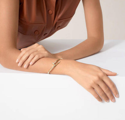 Cartier ❤️‍🔥*
Bangle 💥
Master quality 💯
With normal boxes 📦 
45 dhs🪙🖤
With master box 🗃️ 
80 dhs🪙🖤
Size available 17,19

Zain216
♥️♥️♥️