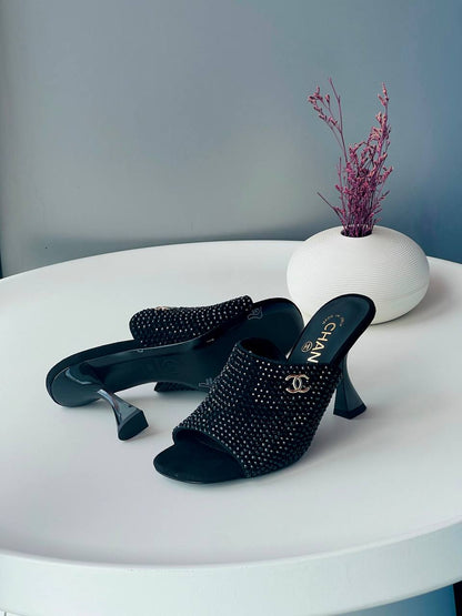 CHANEL✨⭐️
Size 36-41
_Super master high quality_🪡
450 dhs💛

Zain176
♥️♥️♥️