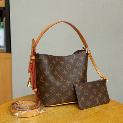 LV
Best quality with box’s 
110 dhs✅
size 18CM

Zain290
♥️♥️♥️