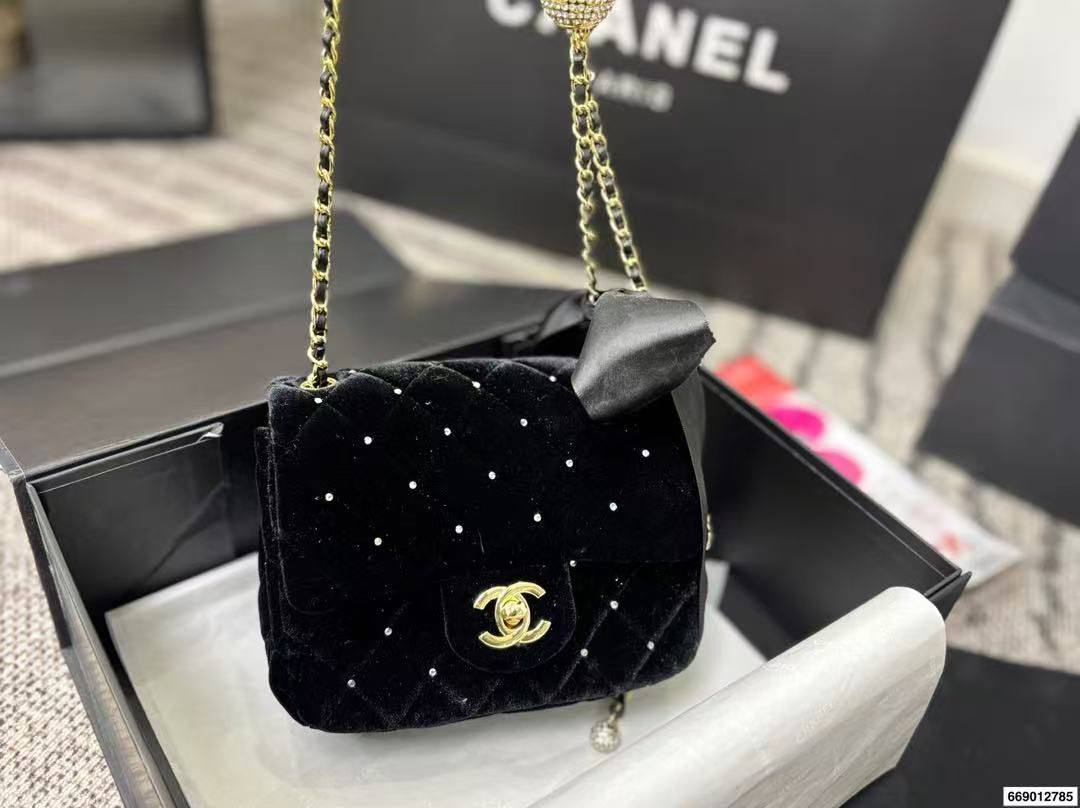 Chanel 
Master 
270 dhs🪙🌨️
#17cm❤️💁‍♂️
##with box🥰🥰

Zain228
♥️♥️♥️