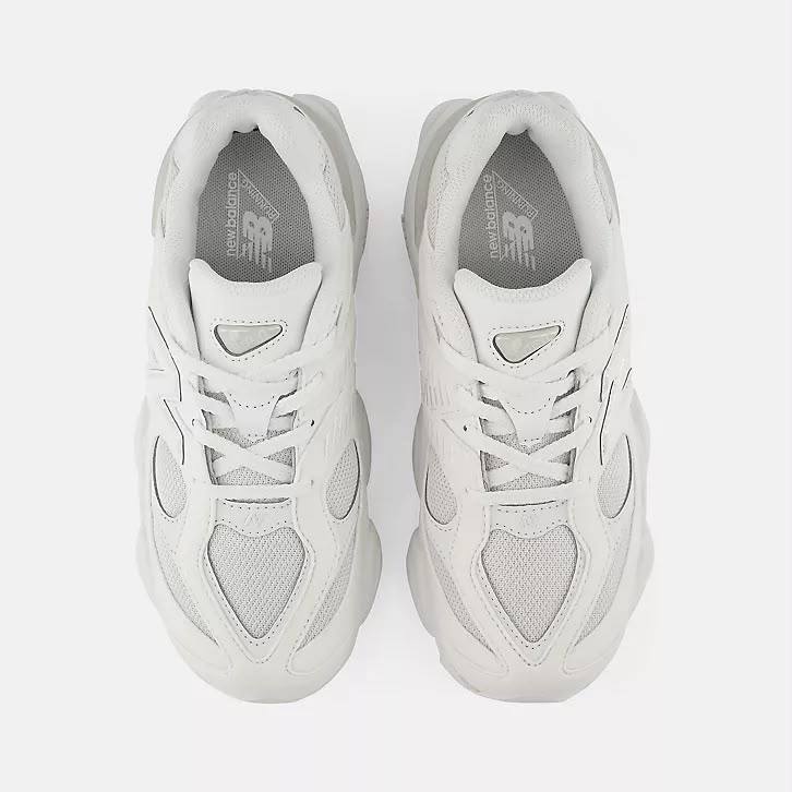 New Balance 9060 triple white ⚪️
Size 36-45 AVAILABLE 🤗
230 dhs✅

Zain242
♥️♥️♥️
