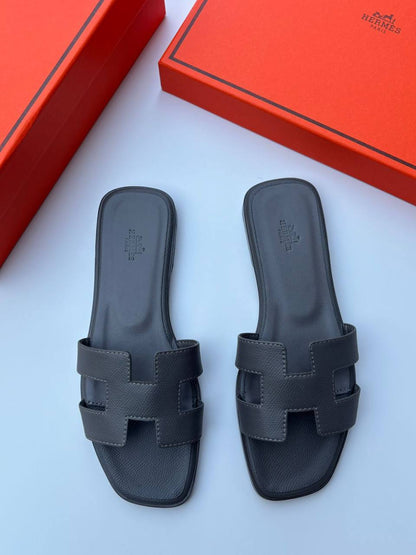 Hermes slipper
100 dhs🪙💕
High Quality
Size 36-42

Zain55
♥️♥️♥️