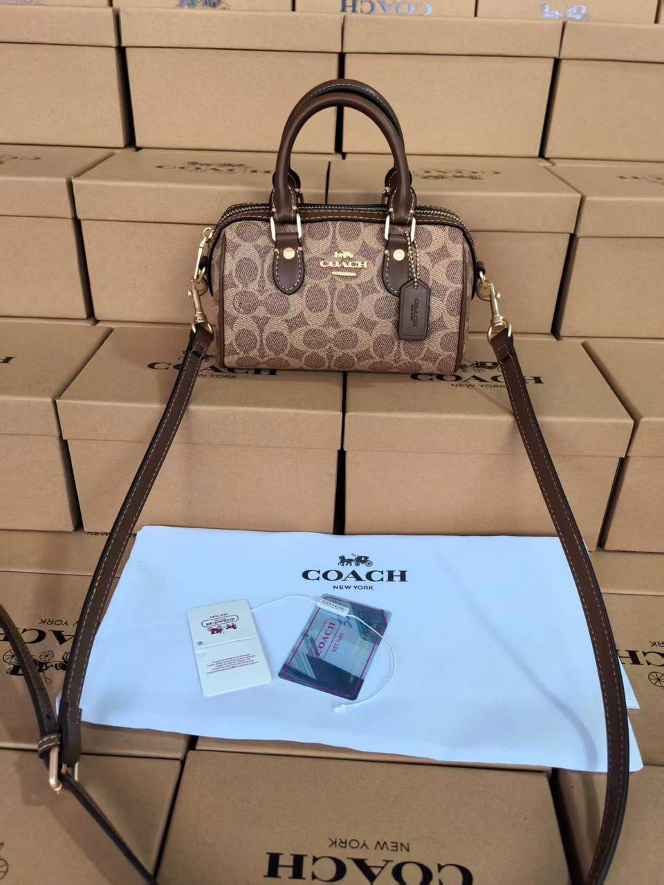 Coach

with box
🎁🎁🎁

90 dhs❤️

Zain143
♥️♥️♥️