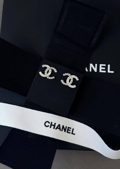 *CHANEL* 🤍
↗️ *Super Master Quality ®️*
* *New Collection*
* ⁠EARINGS
*95 dhs❣️* with *Orignal* Packing 🎁
*85 dhs❣️* with *Normal* Box & Bag

Zain209
♥️♥️♥️
