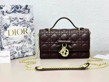 Dior 

have box
100 dhs🇦🇪🇦🇪

Zain07
♥️♥️♥️
