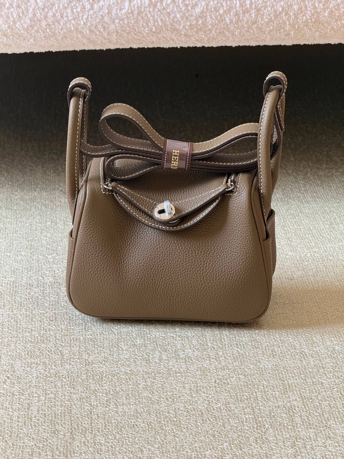 Hermes mini Lindy 18cm💥Master quality ✅with box 📦 
340 dhs✅

Zain51
♥️♥️♥️