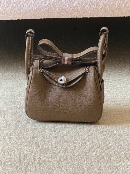 Hermes mini Lindy 18cm💥Master quality ✅with box 📦 
340 dhs✅

Zain51
♥️♥️♥️