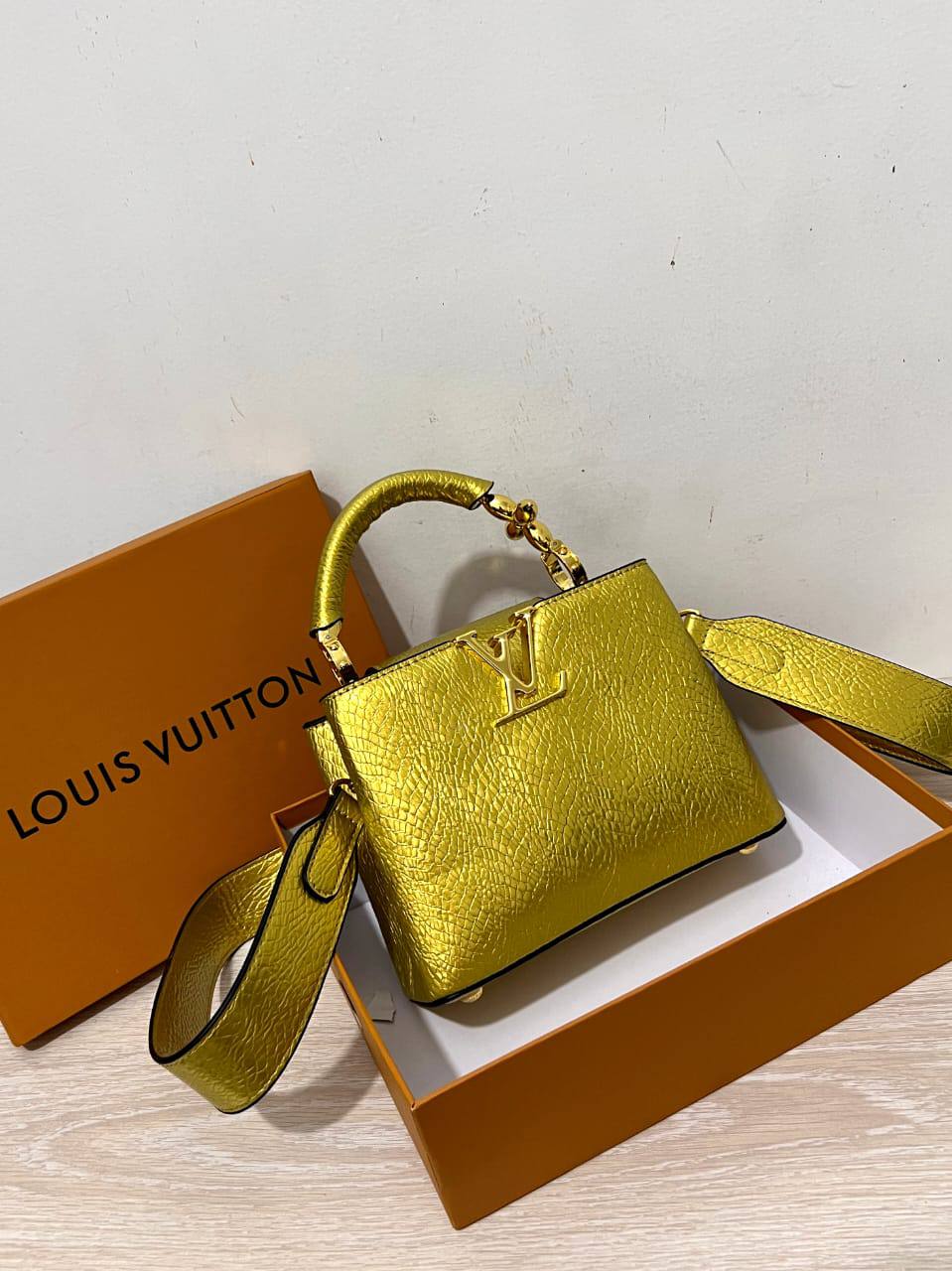 LV
100 dhs🇦🇪🇦🇪
with box
size 22cm

Zain26
♥️♥️♥️