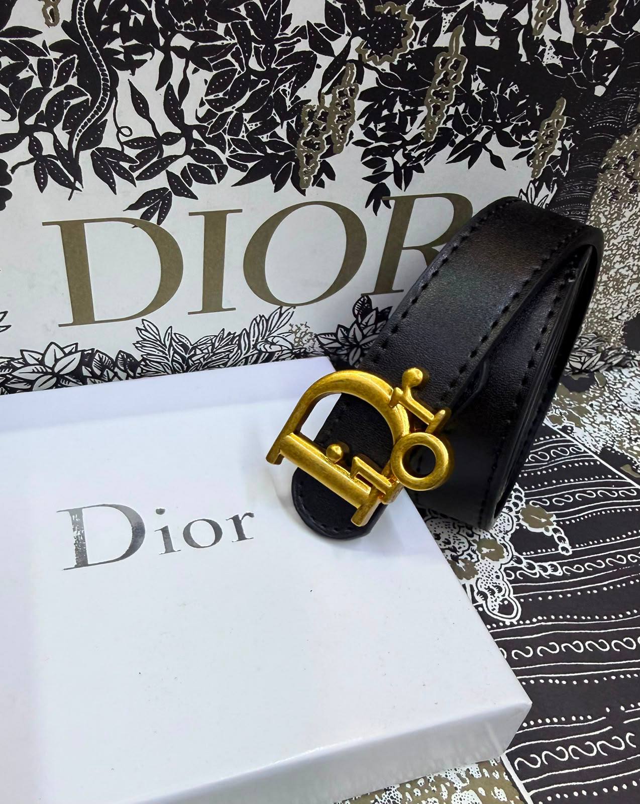 Dior wallets
25 dhs✅

Zain93
♥️♥️♥️