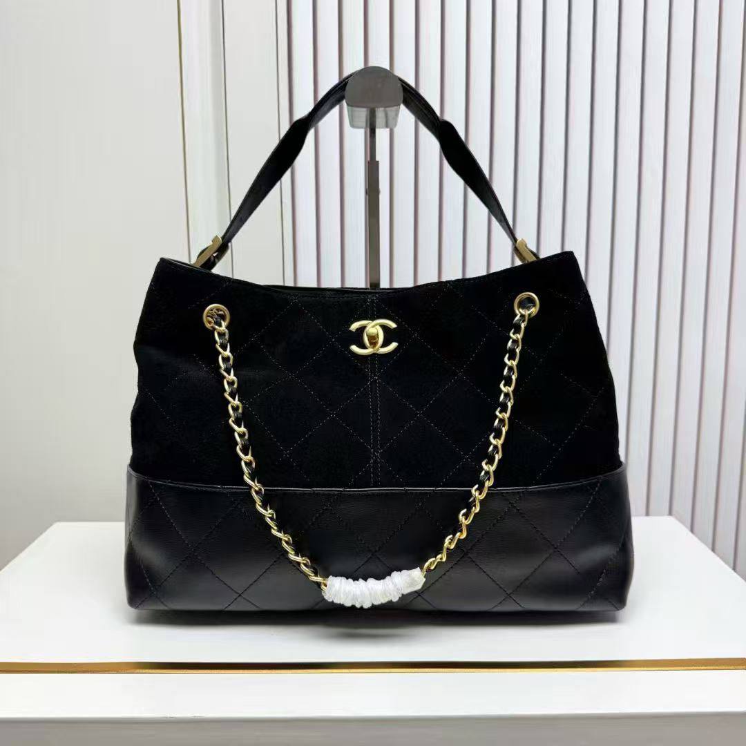 CHANEL
 COPY ONE
250 dhs✅
leather

Zain39
♥️♥️♥️