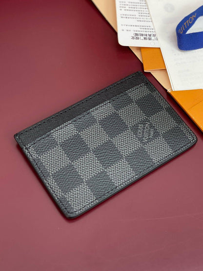 💞  *Lv*💞
💞*card holder*💞
210 dhs🪙🌨️

Zain275
♥️♥️♥️