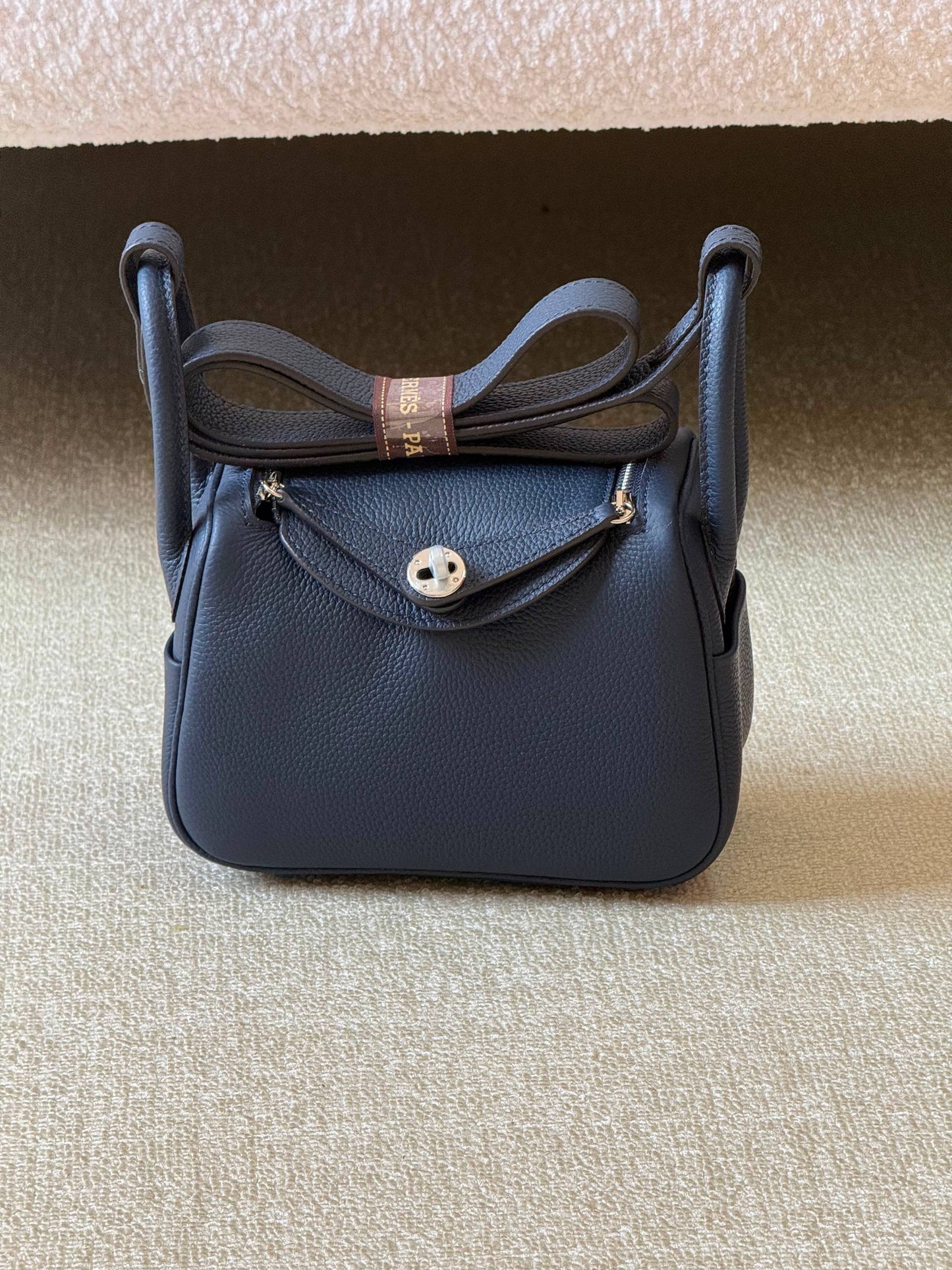 Hermes mini Lindy 18cm💥Master quality ✅with box 📦 
340 dhs✅

Zain51
♥️♥️♥️