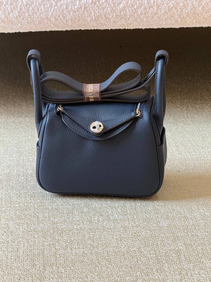 Hermes mini Lindy 18cm💥Master quality ✅with box 📦 
340 dhs✅

Zain51
♥️♥️♥️
