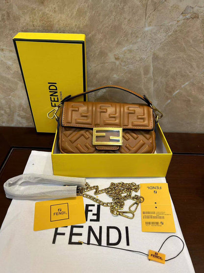 Fendi
95 dhs❣️
size：20cm
Good-quality 

with box🎁🎁🎁

Zain35
♥️♥️♥️