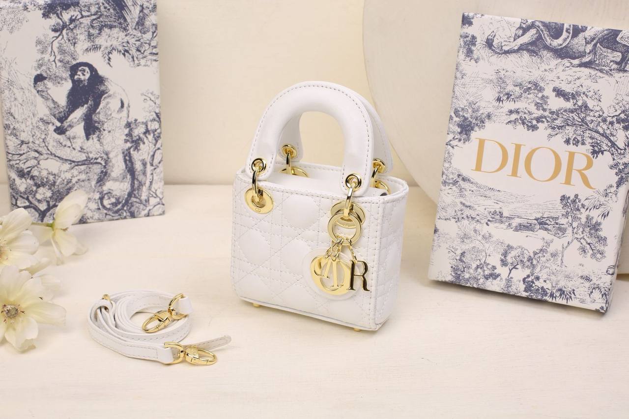 Dior

withbox 
🎁🎁🎁

100 dhs✅

Zain143
♥️♥️♥️