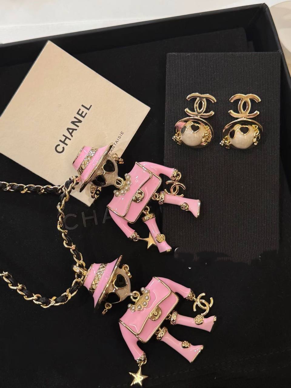 CHANEL
Necklace & Earing set 
*MASTER*💫
135 dhs🪙

Zain263
♥️♥️♥️