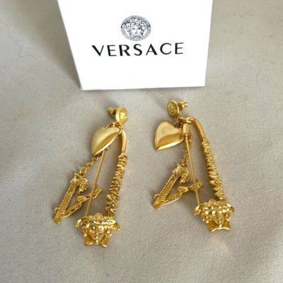 VERSACE ❤️‍🔥*
Earring 🦋
Master quality 💯
With normal boxes 📦 
55 dhs💓

Zain216
♥️♥️♥️