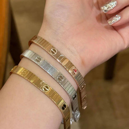 Cartier ❤️‍🔥*
Bracelet 🔥
Master quality 💯
Unisex ✨
Size 17,19🍁
With normal boxes 📦 
130 dhs🌺
With master box 🗃️ 
170 dhs🌺

Zain216
♥️♥️♥️