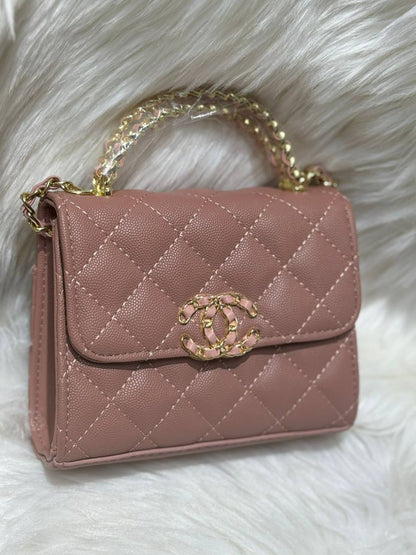 Chanel 
good quality, comes 

with box, 
🎁🎁🎁
size，16* 13 cm 
75 dhs🪙💕

Zain12
♥️♥️♥️