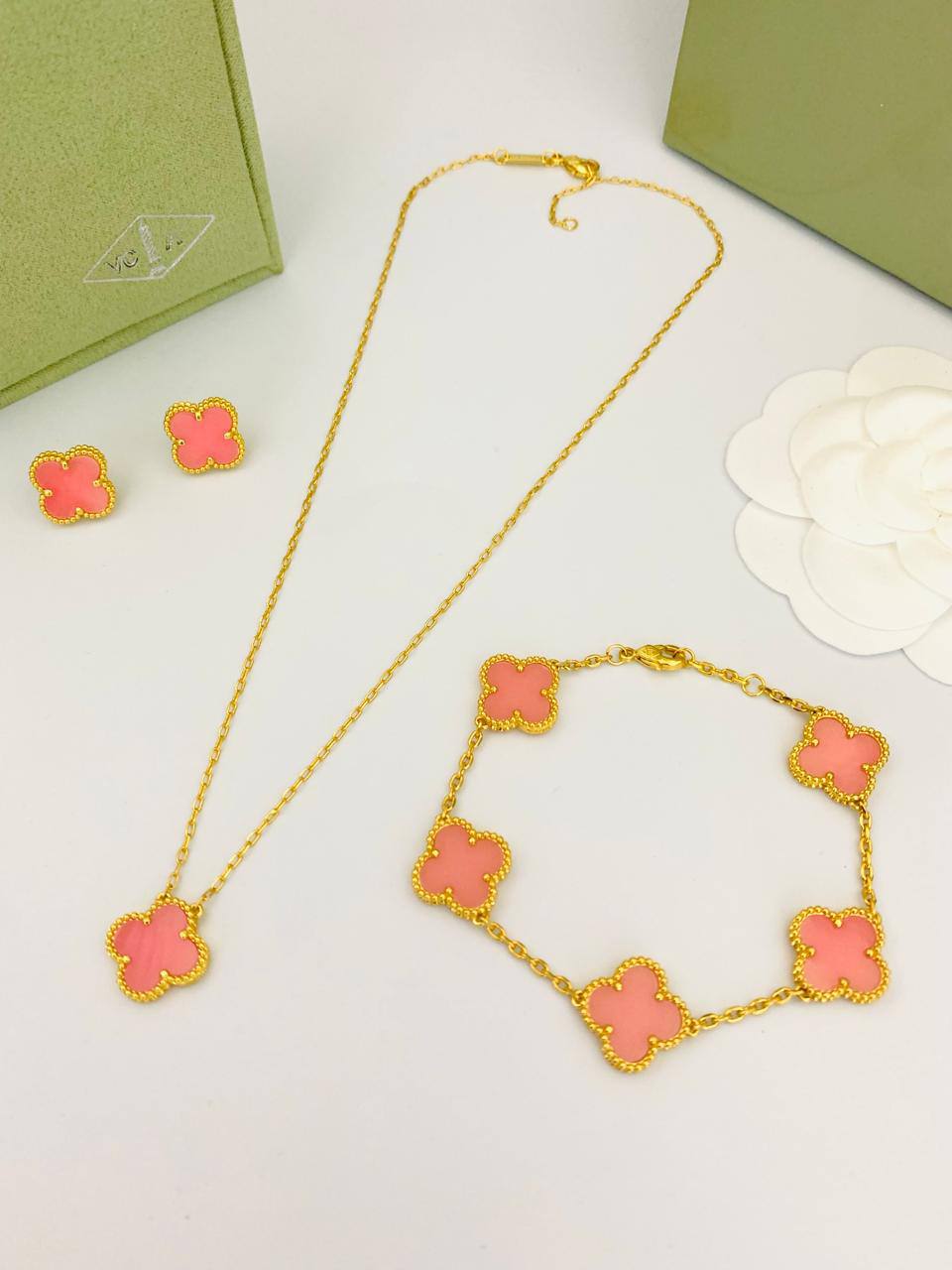 VCA Set*_🌼💫
*NECKLACE 1 FLOWER*
*BRACELET 5 FLOWER*
*EARRING   1* *FLOWER*  
145 dhs❤️
       _*WITH*_
    *Good Box* 📦

Zain89
♥️♥️♥️