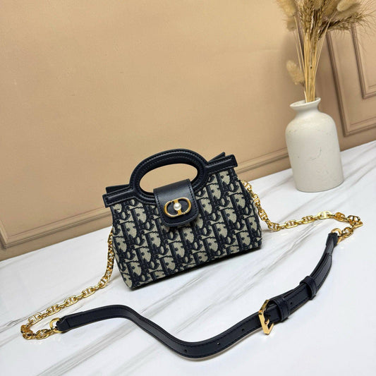 Dior 🙋🏻‍♀️💕 Master
20cm🫶🏼 
300 dhs❣️

Zain228
♥️♥️♥️