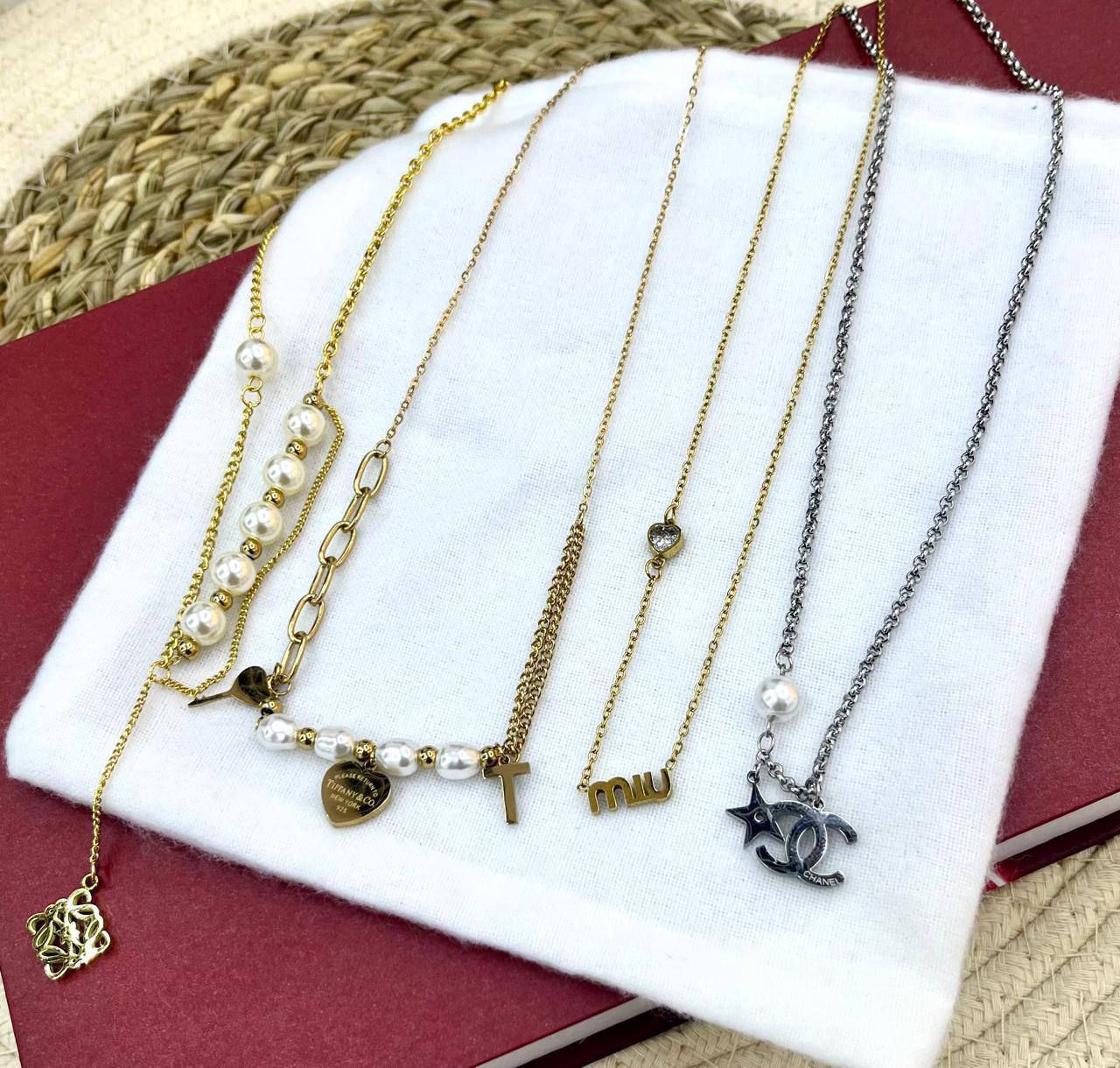 Stainless steel 🔥*
Non tarnish 💯
Necklace ❤️‍🔥
Bracelet 🌸
One piece 
With black boxes 📦 
20 dhs🪙🌨️
With normal boxes 🗃️ 
And paper bag🛍️
30 dhs🪙🌨️

Zain216
♥️♥️♥️