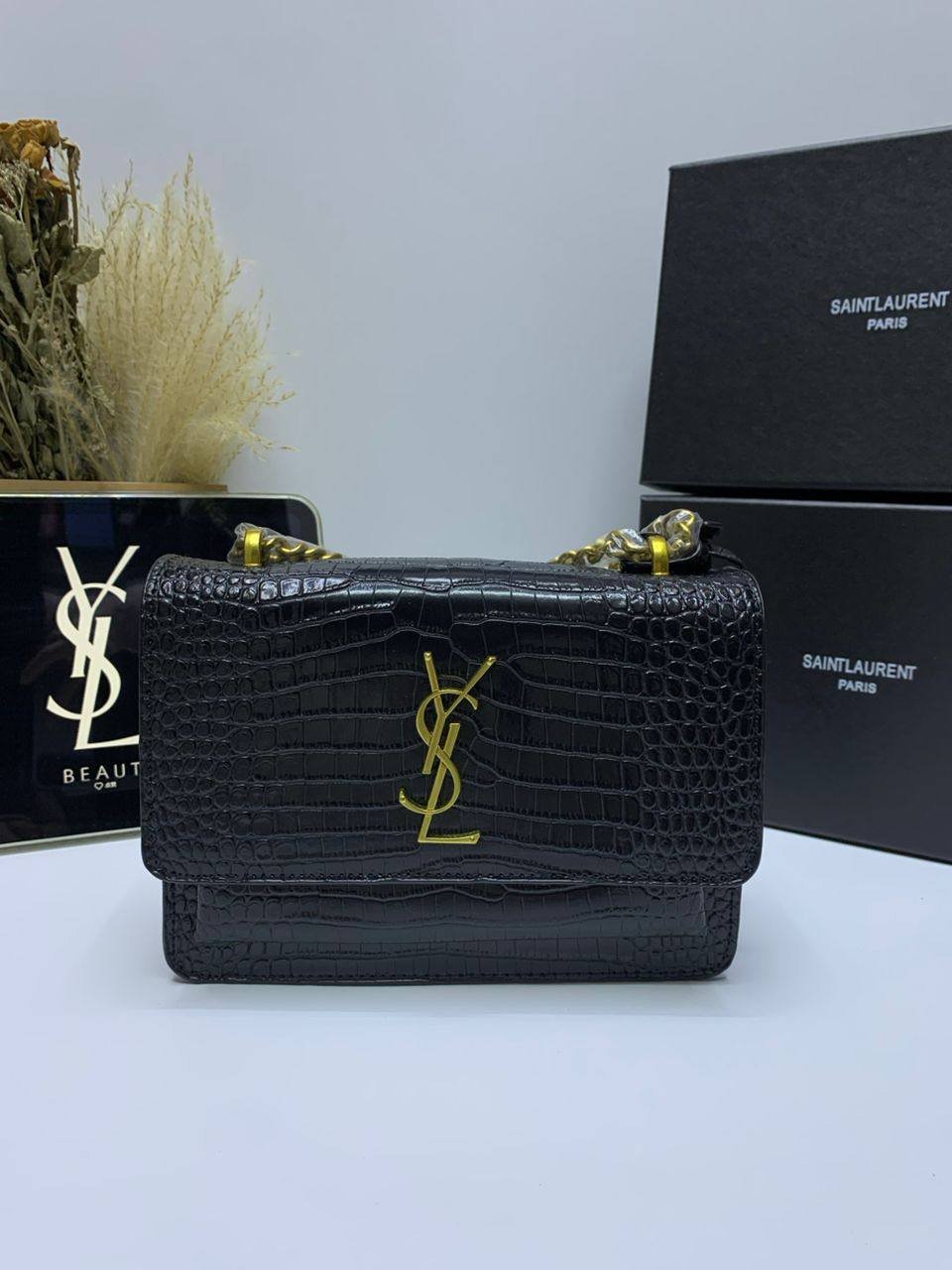 YSL
110 dhs❣️
SIZE：24cm
Good quality 

with box
🎁🎁🎁

Zain35
♥️♥️♥️