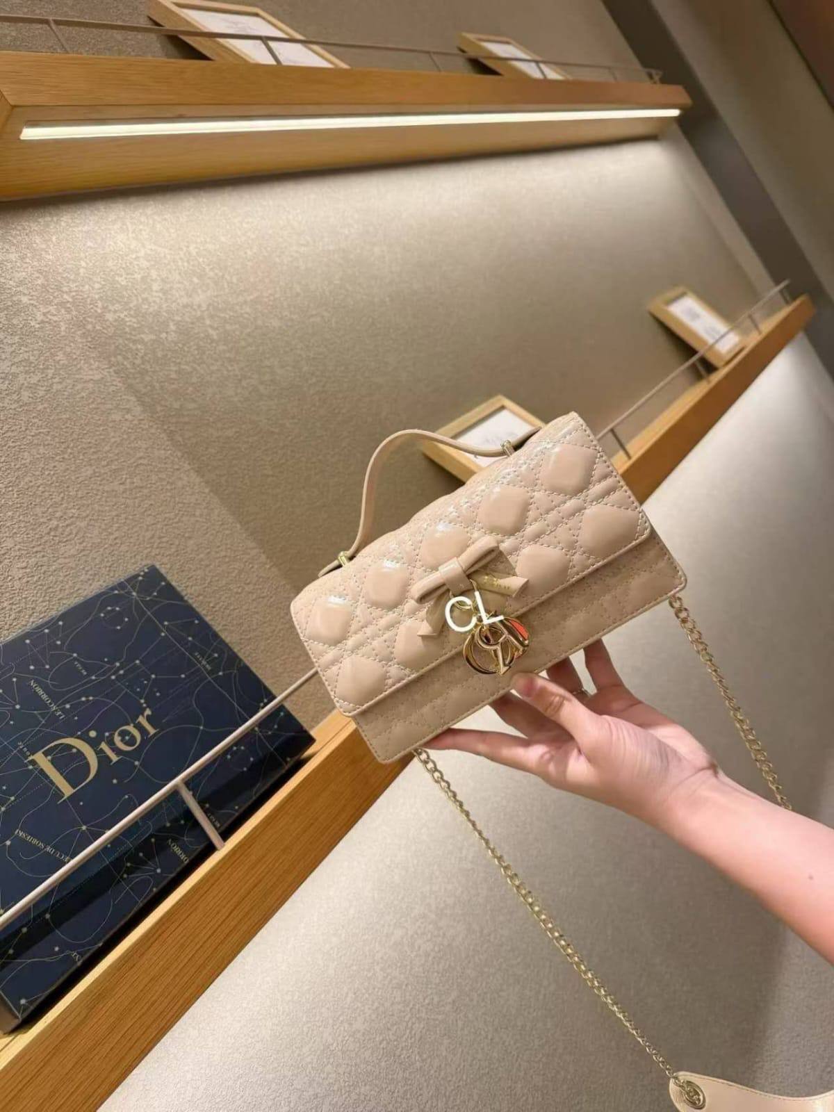 DIOR
 GOOD QUALITY 
110 dhs🇦🇪🇦🇪
WHITE BOXS 
SIZE 22 CM

Zain200
♥️♥️♥️
