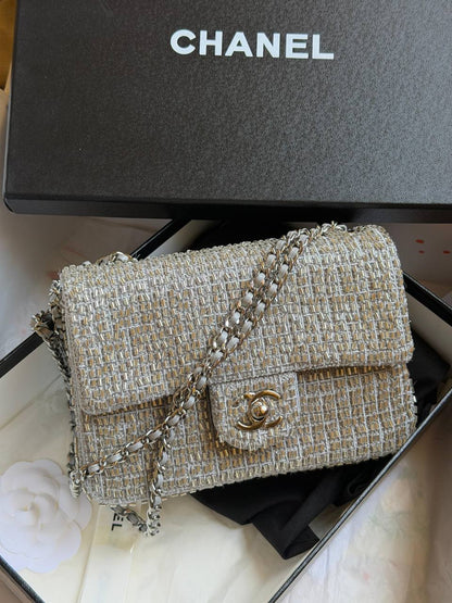 CHANEL
𝐌𝐢𝐧𝐢 𝐂𝐥𝐚𝐬𝐬𝐢𝐜 𝐇𝐚𝐧𝐝𝐛𝐚𝐠 𝐈𝐧 𝐚 𝐒𝐡𝐢𝐦𝐦𝐞𝐫𝐢𝐧𝐠 𝐆𝐨𝐥𝐝 𝐓𝐰𝐞𝐞𝐝 & 𝐁𝐞𝐚𝐝 𝐅𝐢𝐧𝐢𝐬𝐡
1750 dhs✅

ETAG4
♥️♥️♥️