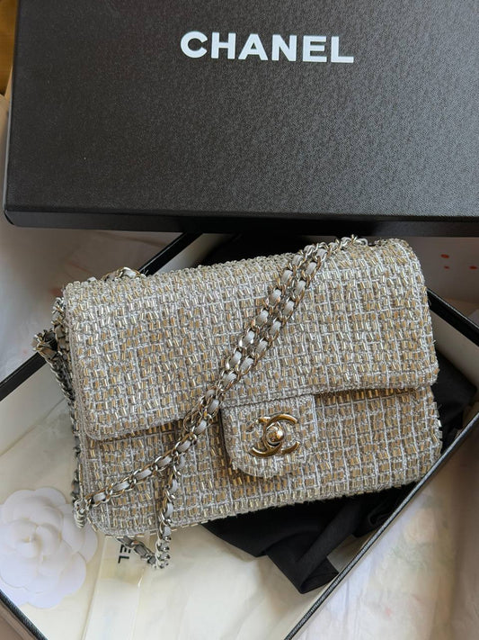 CHANEL
𝐌𝐢𝐧𝐢 𝐂𝐥𝐚𝐬𝐬𝐢𝐜 𝐇𝐚𝐧𝐝𝐛𝐚𝐠 𝐈𝐧 𝐚 𝐒𝐡𝐢𝐦𝐦𝐞𝐫𝐢𝐧𝐠 𝐆𝐨𝐥𝐝 𝐓𝐰𝐞𝐞𝐝 & 𝐁𝐞𝐚𝐝 𝐅𝐢𝐧𝐢𝐬𝐡
1750 dhs✅

ETAG4
♥️♥️♥️