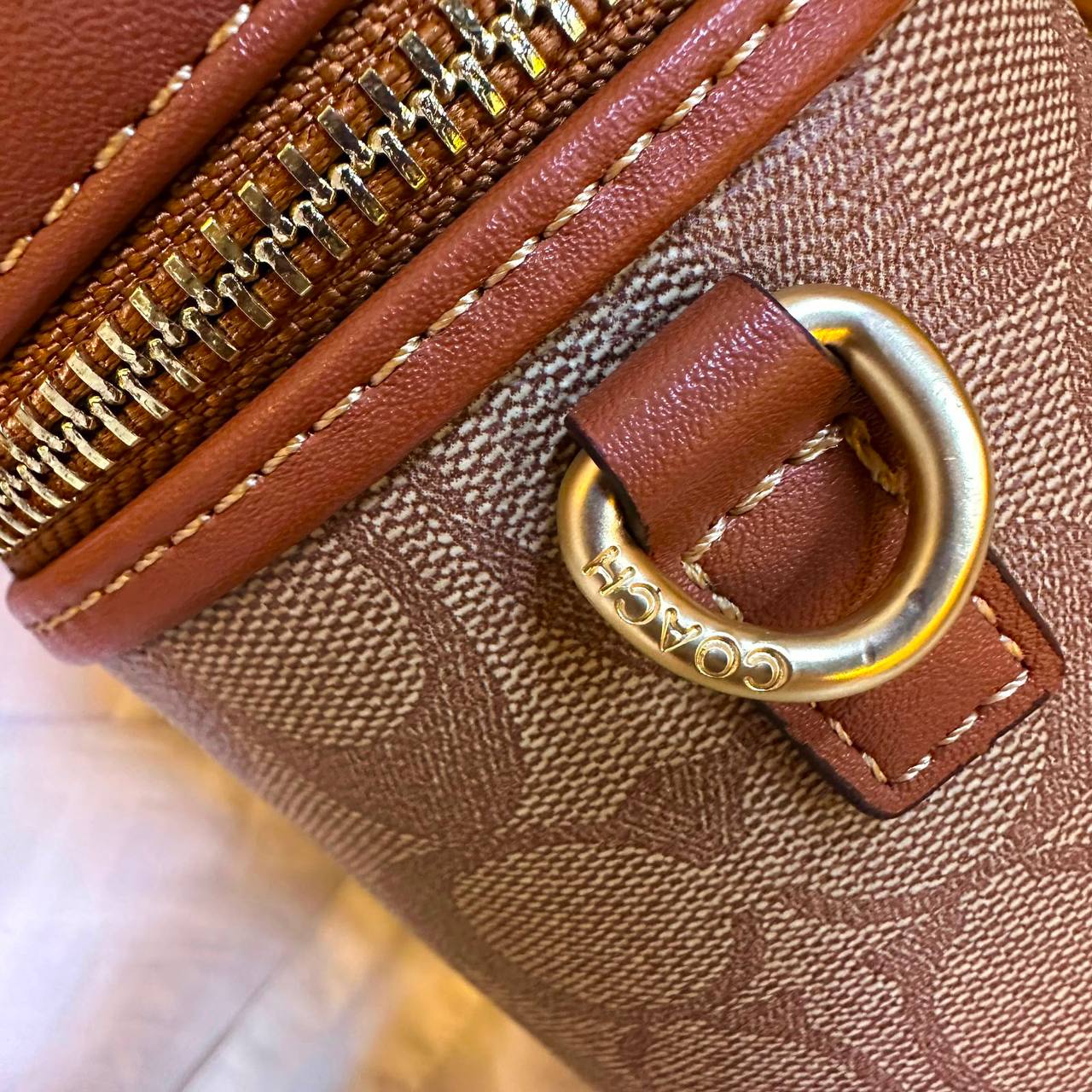 COACH  
MACK UP BOX 
HIGH QUALITY 
WITH BOX 
110 dhs💓

Zain295
♥️♥️♥️