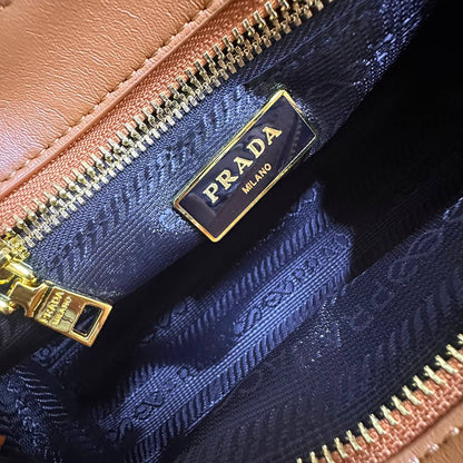 PRADA COPY ONE NEW CAME  SMALL SIZE WITH BOX 
210 dhs🇦🇪🇦🇪

Zain295
♥️♥️♥️