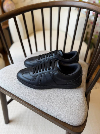 Christian Dior 
*AAA quality*
*size:40 to 46* 
450 dhs✅

Zain185
♥️♥️♥️