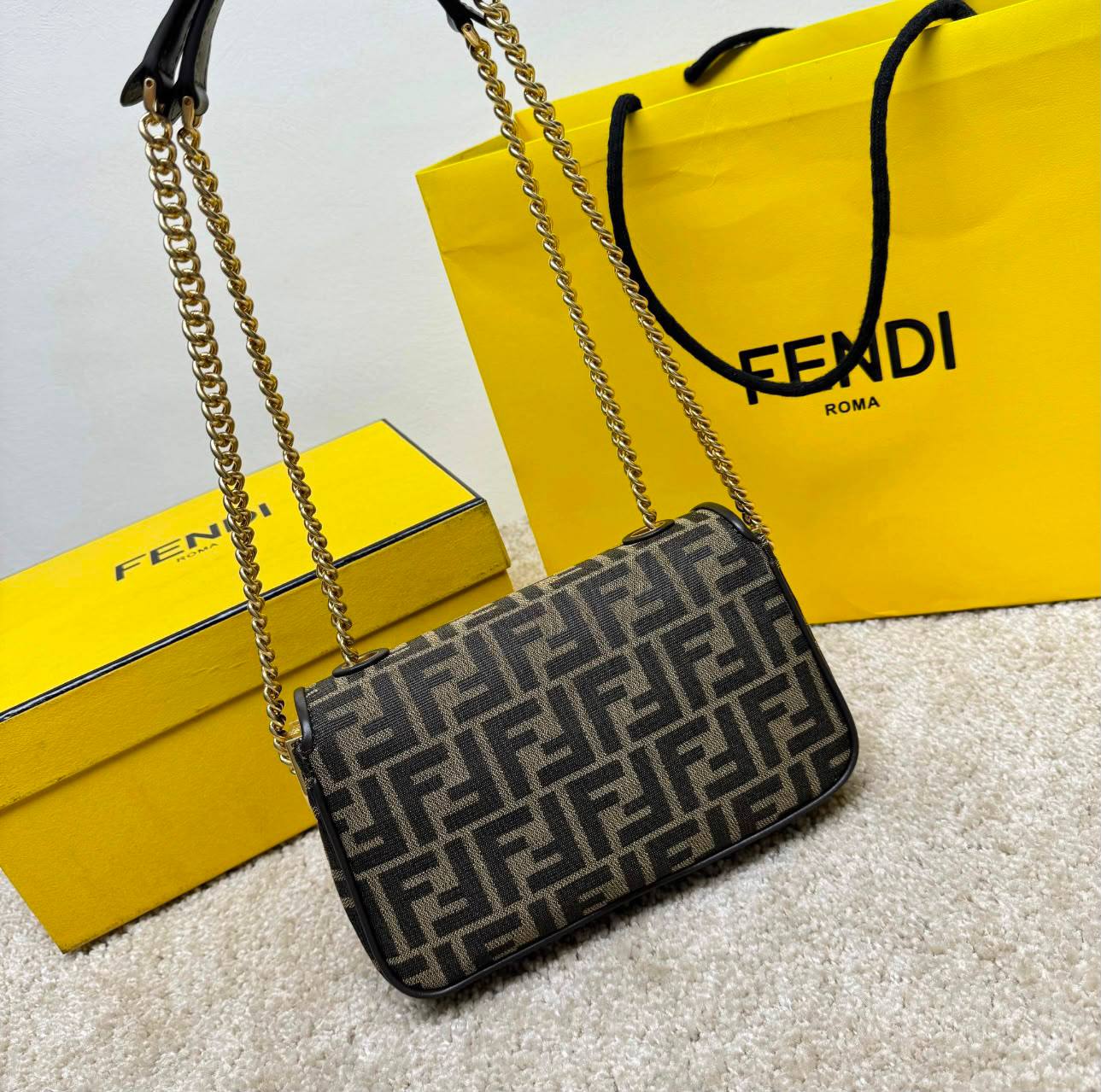 FENDI 
MASTER QUALITY
 WITH BOX 
240 dhs✅

Zain295
♥️♥️♥️