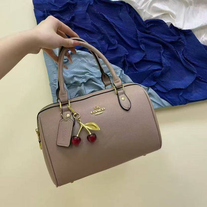 Coach
GOOD quality 
90 dhs✅
SIZE 26 cm

Zain200
♥️♥️♥️